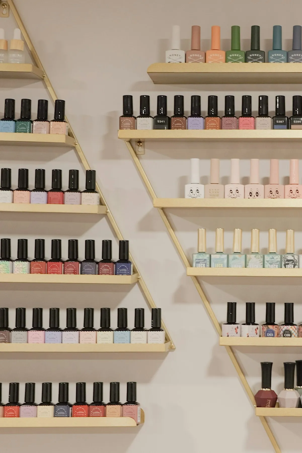 Parede de esmaltes coloridos